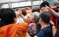 图为Costco上海店开业当天，烤鸡货架前的人潮。（Getty Images）
