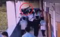 广西河池市都安县一所初中传出有学生将同学抱起抛下4楼。