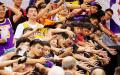 深圳体育馆内兴奋的球迷伸手想与NBA球员握手留念。（Getty Images）