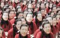 习近平访问印度金奈，当地大学生戴着面具组成“习近平”三个大字热烈欢迎。（Getty Images）