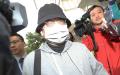 11月27日，台北地检署传唤向心（中）与妻子龚青说明涉国安法案件。（图片来源：裴禛/中央社）