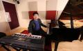 陈东在个人音乐工作室。（图片来源：脸书）