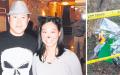 左图：46岁华裔刘传凯(Chuan-Kai Liu，音译)与妻子Dorothy Liu。右图：小镇居民在刘家黄色禁戒线前放上鲜花表示悼念。