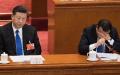 外界质疑，大权独揽的习近平正背上越来越多甩不掉的锅。图为2018年3月13日，习近平与李克强在全国人大会议期间。（图片来源: NICOLAS ASFOURI/AFP via Getty Images）