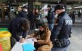 2020年3月9日，意大利警察在威尼斯圣卢西亚火车站做防疫检查，以确没有人违反检疫规定。（图片来源：Marco Di Lauro/Getty Images）