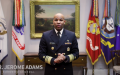 美国医务总监杰罗姆·亚当斯（Jerome Adams，）亲自上阵示范自制布口罩。 (图片来源:  CDC 视频截图)
