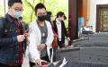 图为4月6日，杭州西湖灵隐飞来峰景区控制人流，游客必须先预约再扫码才能进入。（中央社）