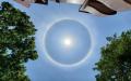 日晕奇景为太阳旁出现一圈光圈的“光晕”现象，由于光晕（环）英语为“halo”，宛如太阳在跟人打招呼一般，让民众啧啧称奇。（图片来源：脸书截图） 