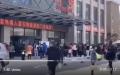 沈阳市省人民医院大门已经被警察封闭，许多当天来看病的患者徘徊在四周。（图片来源：视频截图）