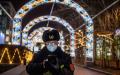 图为一名军装人员戴着口罩行走在街头，示意图。（图片来源:NICOLAS ASFOURI/AFP via Getty Images）