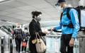 RATP工作人员在13号线派发洗手液，摄于5月14日。（AFP/Getty Images）