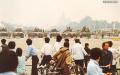 1989年“六四”事件中，数量众多的坦克在学生和市民前排开。
