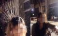 四川两名女子在露天座位吃宵夜时，两人的长发犹如被静电吸引，一根根竖了起来，专家称情况很危险。（视频截图）