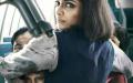 电影《Neerja》中Neerja Bhano保护三个孩子。（Getty Images）