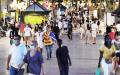 7月25日，人们在巴塞罗那一条街上散步。（AFP via Getty Images）