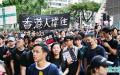 国安法让不少港人绝望，恐惧将彻底失去仅有的自由、人权和法治，纷纷考虑移居海外。但一大部分香港人选择留下来，继续守护家园。（看中国摄影）