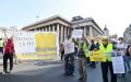 2020年9月12日，在巴黎举行的黄背心（Gilets jaunes）运动号召的示威活动中，戴着保护面罩的抗议者手持标语牌和横幅。（AFP/Getty Images）