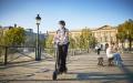 9月14日，头戴口罩的市民，从巴黎塞纳河艺术桥（Pont des Arts）上经过。（Kiran Ridley/Getty Images）