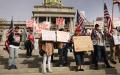 11月5日，宾州川普支持者举牌抗议选票舞弊。（图片来源：Spencer Platt/Getty Images）
