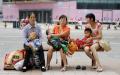 北京街头带着孩子的妇女们（WANG ZHAO/AFP/GettyImages)
