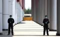 示意图：武汉市疫情最严重时，一医院内有人员维稳。（图片来源：CELIS/AFP via Getty Images）