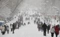 西班牙降大雪，民众欣喜玩乐。（Pablo Blazquez Dominguez/Getty Images）