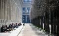 2021年3月20日，法国因疫情第三次禁足的第一天，在巴黎皇宫花园（Jardin du Palais Royal）进餐的年轻人。（ANNE-CHRISTINE POUJOULAT/AFP via Getty Images）