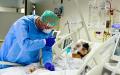 意大利医生在鼓励COVID-19患者。（PIERO CRUCIATTI/AFP/Getty Images）