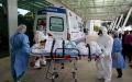 一名染疫病人被人用担架床送到医院。（MICHAEL DANTAS/AFP via Getty Images）