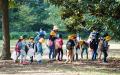 日本东京一组小学生在老师的带领下在城市公园里参加社会实践活动——捡垃圾。(123RF)