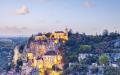 罗卡马杜尔村（Rocamadour）矗立在悬崖上，远看就像建筑在山上的城堡一般，每年吸引大量游客。（123RF）