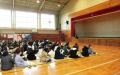 日本八代市立八千把小学为入学新生家长召开家长会。(八代市立八千把小学官网)
