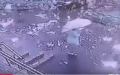 俄罗斯圣彼得堡近日出现一阵骇人的 “ 电光雨 ”，让路上行人惊愕。（图片来源：视频截图）