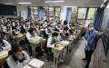 2020年5月20日，武汉一所高中的学生戴着口罩在上课。（图片来源：STR/AFP via Getty Images）