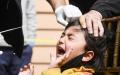 做COVID-19检测前的一名印度女孩。（TAUSEEF MUSTAFA/AFP via Getty Images）