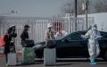 图为2020年3月16日，几名旅客在工作人员带领下，正走入北京一个隔离点。（示意图/非本文图片/图片来源：NICOLAS ASFOURI/AFP via Getty Images）