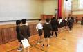 学生们在上交流课以培养良好的交流方式。(图：八代市立八千把小学官网)