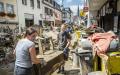 7月18日，居民和志愿者清理街道和商店。（Thomas Lohnes/Getty Images）