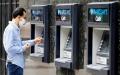 人们在ATM机上取钱示意图。（Getty Images）