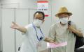 6月9日，日本东京，一名工作人员正指引一名老者去接种疫苗。（示意图/非本文人物/图片来源：David Mareuil - Pool/Getty Images）