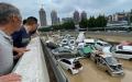 2021年7月21日，中国郑州发洪水，街道上大量车辆被淹。（图片来源：STR/AFP via Getty Images）