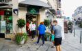 8月4日，在法国北部城市多维尔（Deauville）的一家药店门口，顾客排队进行核酸检测（PCR）。（Sameer Al-DOUMY/AFP via Getty Images）