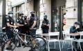 2021年8月11日，在法国西南部的波尔多，警察在一家快餐店外检查健康通行证。（PHILIPPE LOPEZ/AFP via Getty Images）