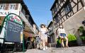 8月13日，法国旅游城市科尔马（Colmar）一家餐馆的告示上标注，就餐须出示健康通行证。（SEBASTIEN BOZON/AFP via Getty Images）