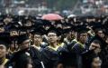 人生路上大学生们在观望、在思考。（图片来源：Getty Images）