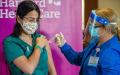 一名医护人员在接种COVID-19疫苗。（JOSEPH PREZIOSO/AFP/Getty Images）