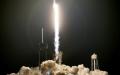 2021年9月15日晚，搭载“龙飞船”(Crew Dragon)太空舱的猎鹰9号(Falcon 9)火箭从佛州肯尼迪航天中心的一个平台发射升空。（图片来源： Joe Raedle/Getty Images）