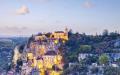 罗卡马杜尔村（Rocamadour）矗立在悬崖上， 远看就像建筑在山上的城堡一般，每年吸引大量游客。（123RF）