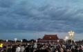 “ 10.1 ” 北京天安门广场上空乌云压顶，被人们认为是 “ 不祥之兆 ”。（图片来源：网络）