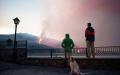 人们远观老昆布雷火山喷发的熔岩、火山灰和烟雾。(JORGE GUERRERO/AFP via Getty Images)